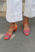 Sandali peep toe scamosciati con cinturino alla caviglia e tacco a blocco [Pre-Order]