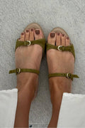 Sandali peep toe scamosciati con fibbia e cinturini