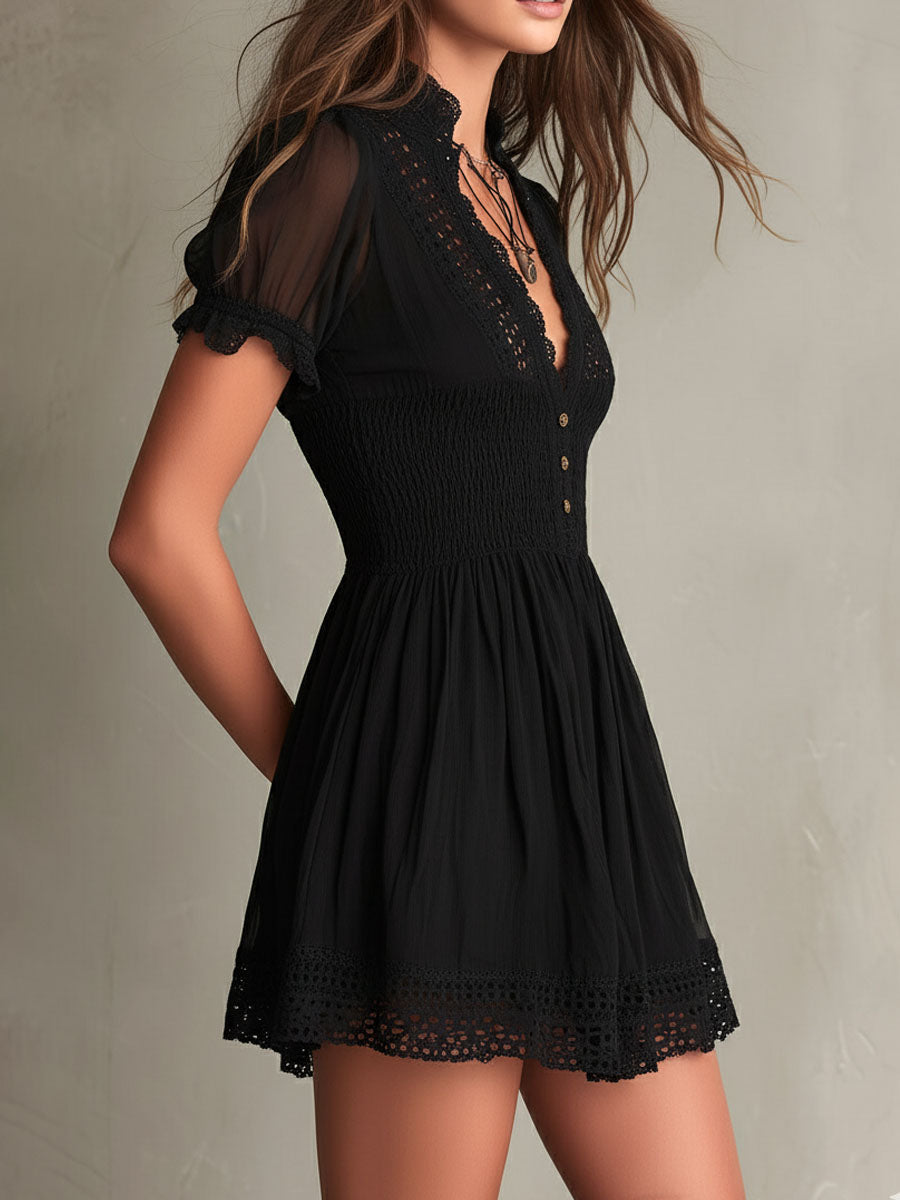 Muse Classico Abito corto nero con bordo in pizzo e lavorazione a smock